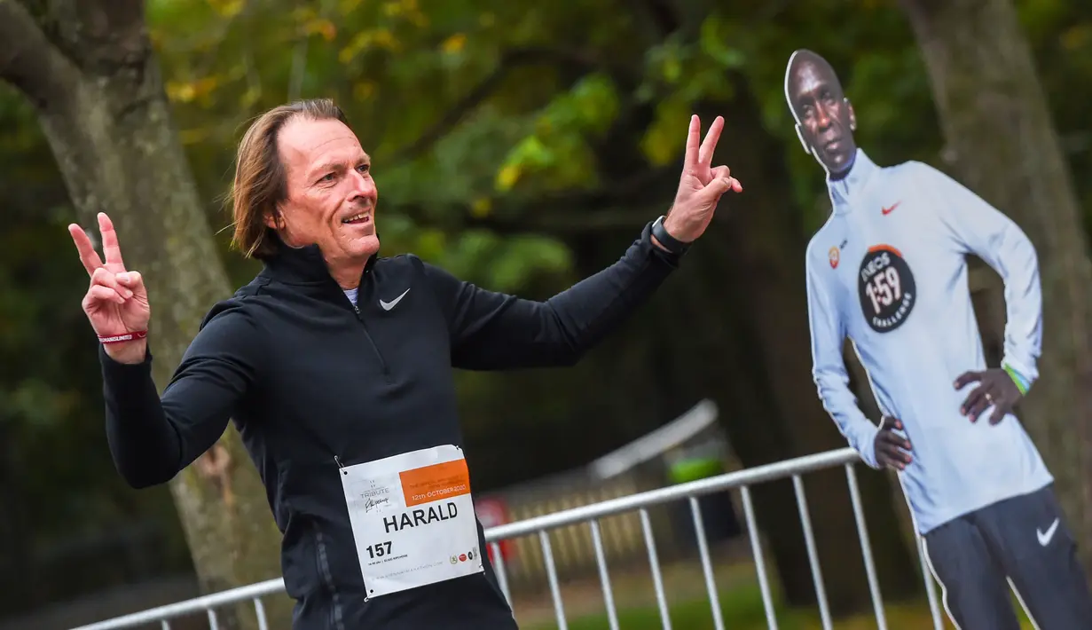 Seorang pelari berpose sebelum kompetisi Vienna City Marathon (VCM) Tribute to Eliud - Vienna Race di Wina, Austria (12/10/2020). Eliud Kipchoge mencatatkan waktu kurang dari dua jam, atau satu jam 59 menit 40 detik. (Xinhua/Guo Chen)