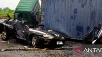 Hilang Kendali di Jalan Menurun, Truk Kontainer Timpa Mobil Sedan hingga Tewaskan 3 Orang