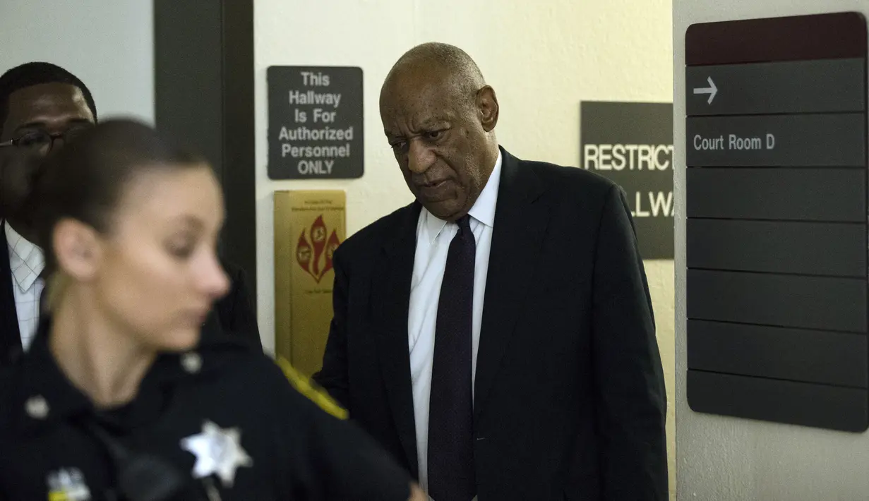 Ekspresi Bill Cosby saat berjalan ke ruang sidang di Pengadilan Montgomery  di Norristown, (6/6). Cosby menjalani sidang kasus pelecehan seksual dimana 50 wanita menuduh aktor dan Komedian ini melakukan kekerasan seksual. (AFP Photo/Pool/Matt Rourke)