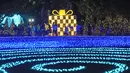 Orang-orang mengunjungi Christmas Wonderland di Gardens by the Bay, Singapura (11/12/2020). Pemandangan yang mempesona dan tontonan Natal disajikan ditempat ini. (Xinhua/Then Chih Wey)