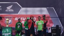 Pemain Persebaya, Irfan Jaya, sedang meramaikan acara Honda Dream Cup di Sirkuit Gelora Bung Tomo, Surabaya, Minggu (17/12/2017).