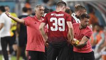 Pelatih Manchester United, Jose Mourinho, memberikan arahan kepada Scott McTominay saat melawan Real Madrid pada laga ICC 2018 di Miami Gardens, Rabu (1/8/2018). Manchester United menang 2-1 atas Real Madrid. (AP/Jim Rassol)