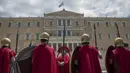 Para pria menggunakan pakaian tentara Yunani kuno, berdiri di depang gedung parlemen dengan membawa tombak dan tameng, Athena, Yunani (21/6/2015). (REUTERS /Marko Djurica)