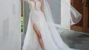 Patricia Gouw juga melepas masa lajang di tahun 2023, saat menikah di Bali ia tampil berkesan dengan gaun putih model slit dan one shoulder dari Hian Tjen dipadukan veilnya. [@patriciagouw]