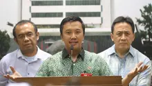 Menteri Pemuda dan Olah Raga Imam Nahrowi memberikan keterangan kepada wartawan terkait pergantian Logo dan Maskot  Asian Games XVIII di Gedung Kementrian Pemuda dan Olah Raga, Jakarta, Rabu (06/01/2016). (Bola.com/Nicklas Hanoatubun)