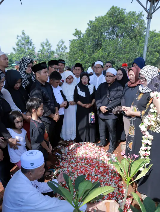Tangis Narji kembali pecah saat jenazah Ayahnya hendak dimasukkan ke liang lahat. Ratusan sanak saudara dan kerabat mengantarkan ke peristirahatan terakhirnya. (Adrian Putra/Bintang.com)