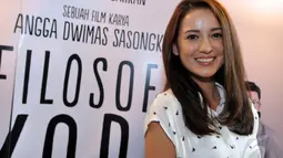 Aktris Julie Estelle saat syukuran film Filosofi Kopi, di Kuningan City, Jakarta, Kamis (8/1/2015). (Liputan6.com/Panji Diksana)