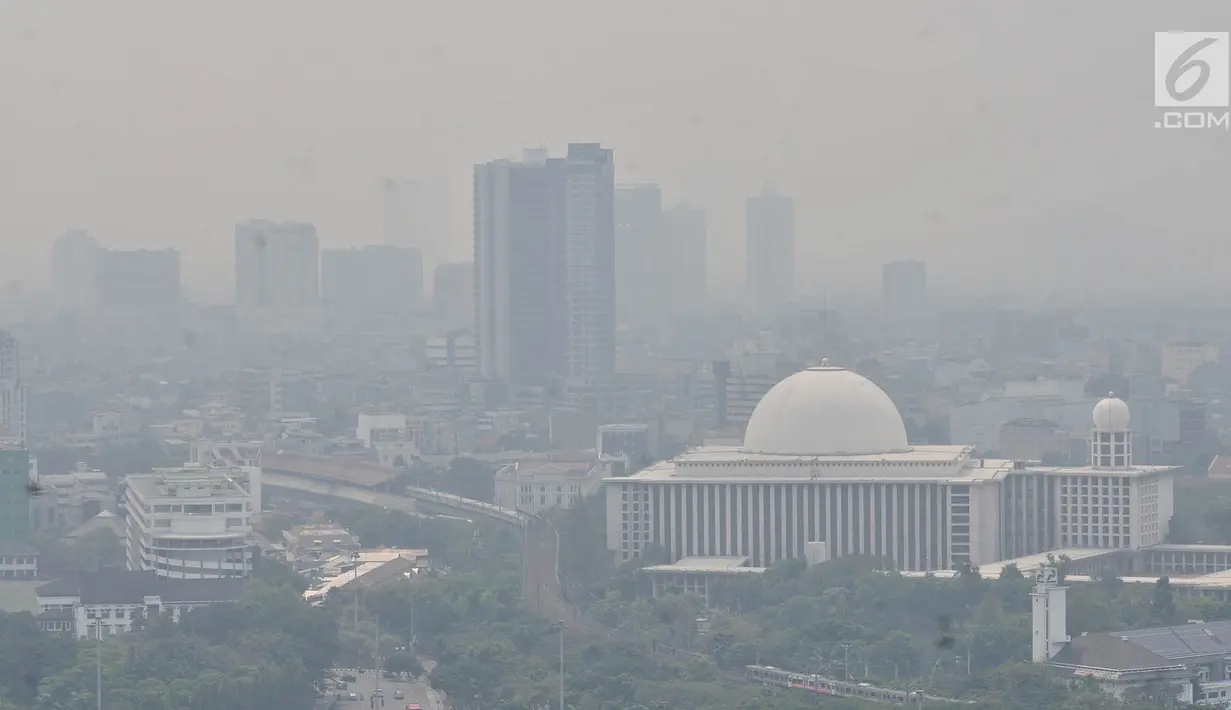 Lanskap gedung bertingkat yang tertutup kabut di Jakarta, Selasa (10/7). Tingkat polusi di Jakarta masuk dalam kategori tidak sehat sehingga menyebabkan pemandangan menjadi berkabut dan dapat mengancam kesehatan pernapasan. (Merdeka.com/Iqbal S. Nugroho)