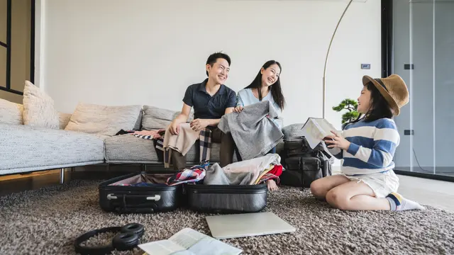 Sebuah keluarga kecil yang terdiri dari ayah, ibu, dan anak perempuan sedang melakukan staycation (Foto Dok: Freepik/Lifestylememory)