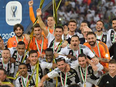 1. Selebrasi juara dilakukan pemain Juventus usai menundukan AC Milan Juventus pada laga Final Piala Super Italia yang berlangsung di stadion King Abdullah Sports City, Jeedah, Kamis (17/1). Juventus menang 1-0 (AFP/Giuseppe Cacace)