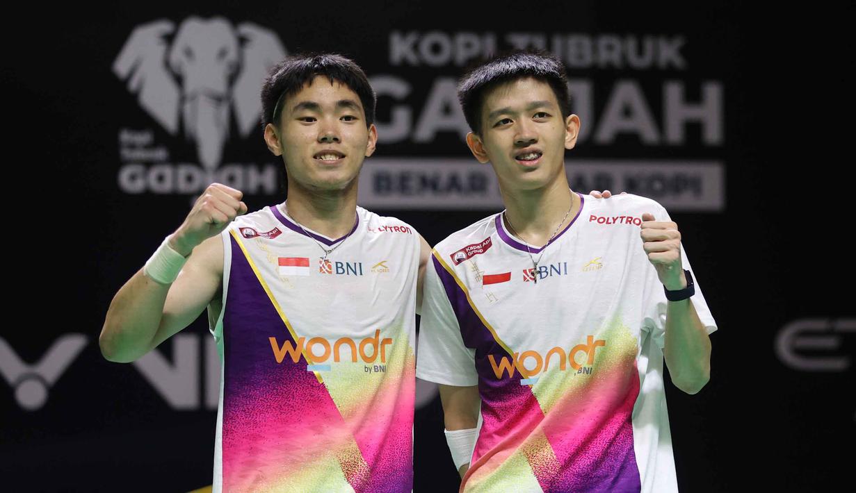 Pebulu tangkis ganda putra Indonesia, Raymond Indra/Nikolaus Joaquin merayakan kemenangan usai bertanding melawan Sabar Karyaman Gutama/Moh Reza Pahlevi Isfahani pada semifinal Indonesia Masters 2026 di Istora Gelora Bung Karno, Senayan, Jakarta, Sabtu (24/1/2026). (Bola.com/M Iqbal Ichsan)