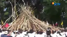 Tradisi Mekotek di Desa Munggu, Badung, Bali, tetap menarik perhatian warga maupun wisatawan. Saat Ramadan, umat Muslim pun menyaksikan tradisi ini sambil menunggu waktu berbuka puasa.