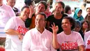 Cagub DKI Jakarta, Anies Baswedan (tengah) berfoto bersama warga jelang sosialisasi di Rusun Karet Tengsin, Jakarta, Rabu (28/12). Anies juga melantik koordinator tim pemenangan tingkat Rt dan Rw di Karet Tengsin. (Liputan6.com/Helmi Fithriansyah)