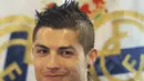Bintang Real Madrid, Cristiano Ronaldo, tampil dengan rambut spike pada tahun 2010. (AFP/Pierre-Philippe Marcou)