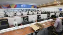Pekerja sedang membuat jaringan komputer untuk jurnalis media nasional dan luar negeri pada pelaksanaan Asian Games 2018 di Main Press Center (MPC) atau media center Exhibition Hall JCC, Jakarta, Kamis (9/8). (Liputan6.com/Fery Pradolo)