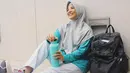 Gaya ibu tiga orang anak ini saat berolahraga pun cukup simple namun tetap stylish. Ia pun selalu terlihat memadukan warna baju yang digunakan baik dengan hijab ataupun sepatu bahkan tempat minum. (Liputan6.com/IG/@natasharizkynew)