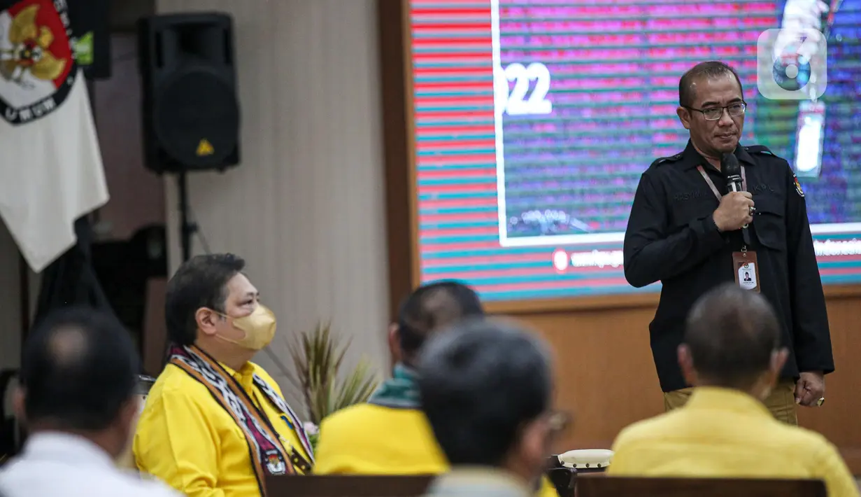 Ketua Komisi Pemilihan Umum (KPU) Hasyim Asy'ari (kanan) memberi sambutan saat Pendaftaran Partai Politik Calon Peserta Pemilu tahun 2024 di Gedung KPU, Jakarta, Rabu (10/8/2022). Diketahui, Golkar mendaftarkan diri bersama dengan parpol lainnya di Koalisi Indonesia Bersatu yakni PAN dan PPP. (Liputan6.com/Faizal Fanani)