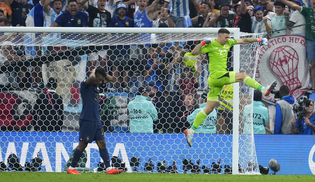 Kiper Timnas Argentina, Emiliano Martinez melakukan selebrasi setelah berhasil memblok eksekusi penendang kedua Timnas Prancis, Kingsley Coman dalam laga final Piala Dunia 2022 di Lusail Stadium, Lusail, Qatar, Minggu (18/12/2022) malam WIB. (AP Photo/Natacha Pisarenko)