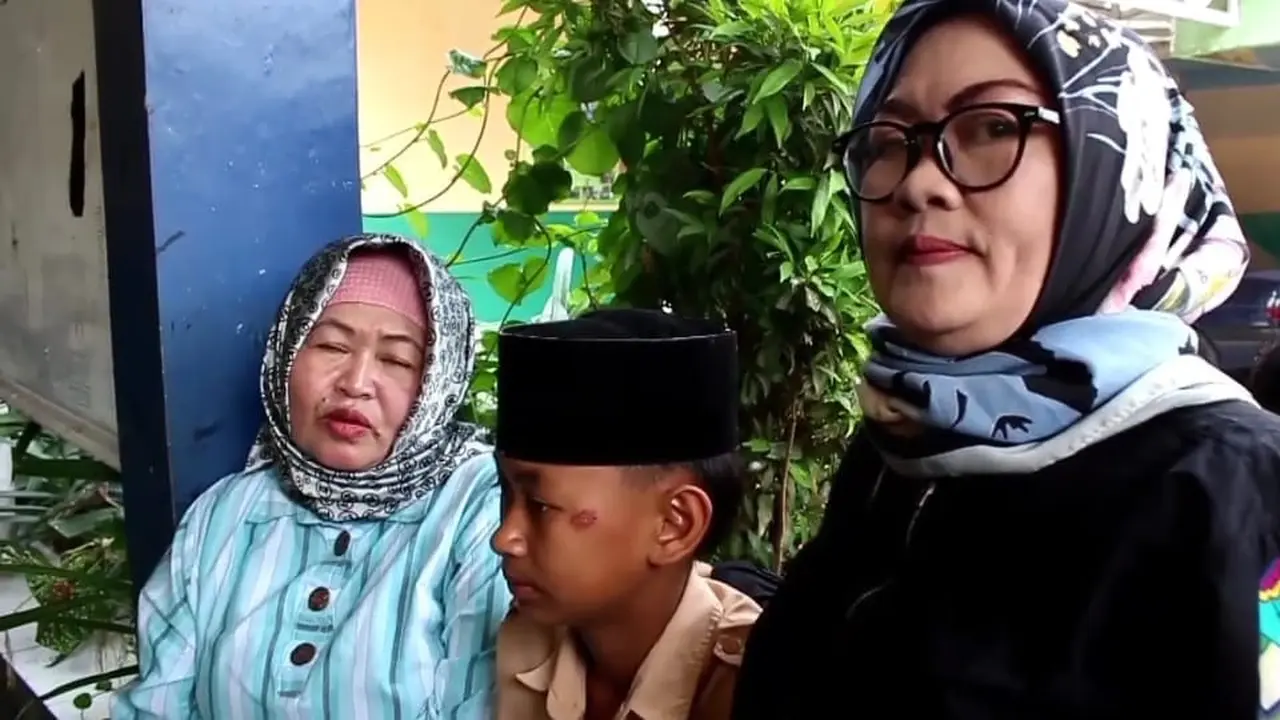 Orang tua korban mendatangi sambil memperlihatkan luka lecet yang dialami korban