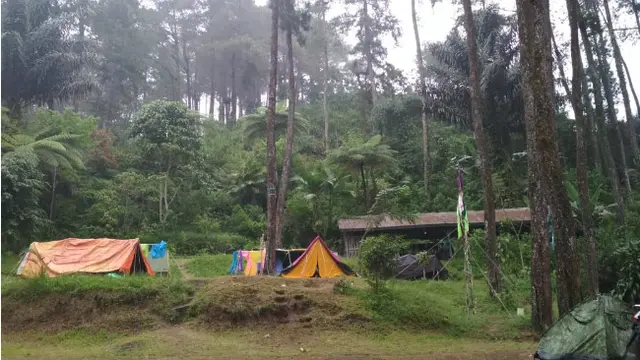 Isi Waktu Liburan, Berkemah dan Mandi di Air Terjun Irenggolo Kediri