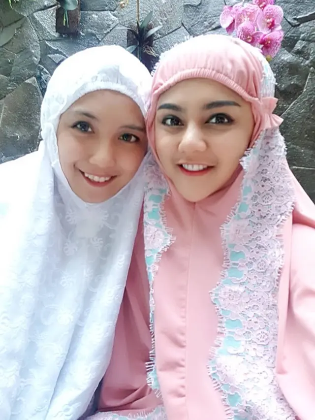 6 Potret Jenita Janet Saat Pakai Hijab, Bikin Pangling