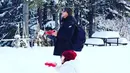 Irfan Bachdim menikmati waktu jeda pertandingan bersama putrinya bermain salju. (Instagram)