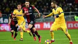 Striker Juventus, Gonzalo Higuain, menggiring bola saat melawan Cagliari pada laga Serie A Italia di Stadion Sardegna, Cagliari, Sabtu (6/1/2018). Cagliari kalah 0-1 dari Juventus. (AFP/Miguel Medina)