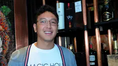 Aktor Dimas Anggara saat ditemui di kawasan Senopati, Jakarta Selatan, Kamis (4/6/2015). Pria berusia 26 tahun itu dikabarkan telah melangsungkan pertunangan. (Liputan6.com/Faisal R Syam)