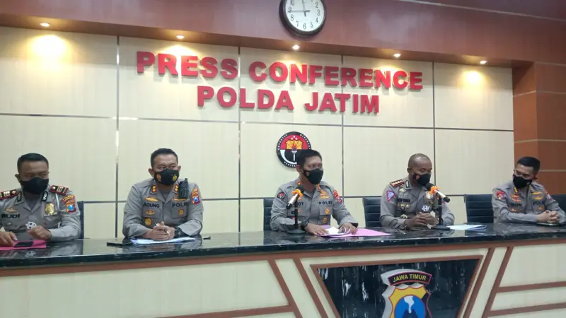 Kabid Humas Polda Jatim, Kombes Pol Gatot Repli Handoko saat menggelar konferensi pers terkait kecelakaan maut Vanessa Angel. (Dian Kurniawan/Liputan6.com)