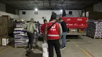 Tim Kemanusiaan Palang Merah Indonesia (PMI) telah mendistribusikan bantuan kemanusiaan dari masyarakat Indonesia untuk warga Gaza Palestina. (Dok. PMI)