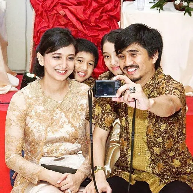 Jadi Vokalis Sukses, Ini 6 Momen Duta Sheila On 7 Tampil Sederhana