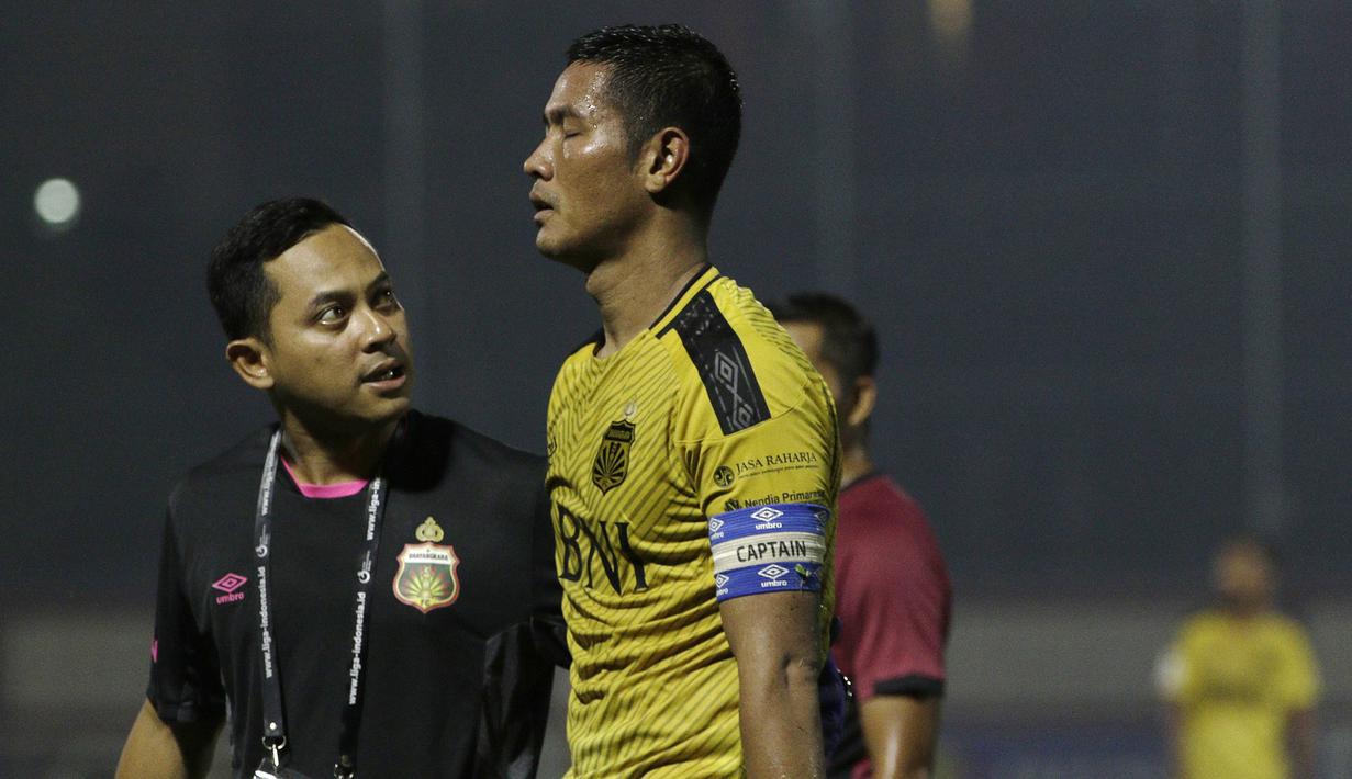 Bek Bhayangkara FC, Jajang Mulyana, kesakitan saat melawan PSIS Semarang pada laga Piala Indonesia di Stadion PTIK, Jakarta, Selasa (19/2). Akibat kejadian itu Jajang langsung dilarikan ke rumah sakit. (Bola.com/Yoppy Renato)