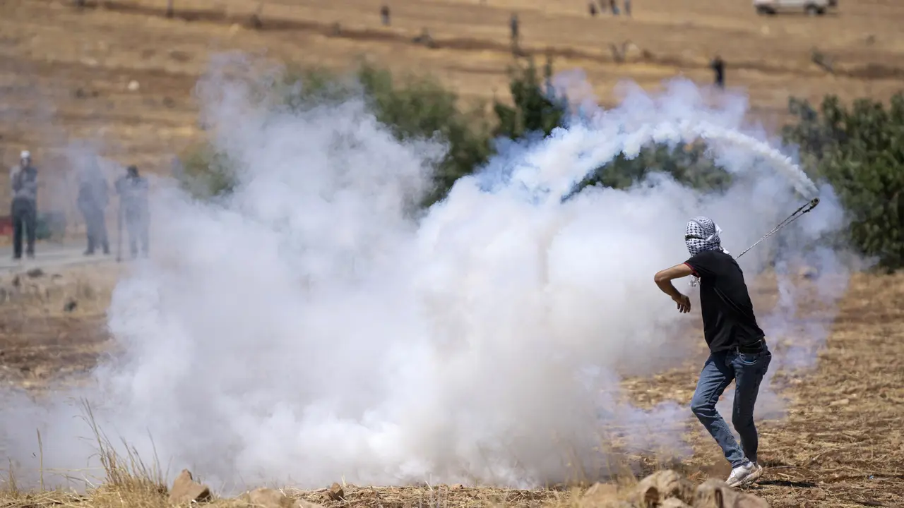 Warga Palestina Bentrok dengan Pemukim Israel di Tepi Barat