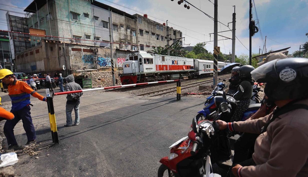 Suasana perlintasan sebidang di Jalan Ampera, dekat Stasiun Bekasi Timur, Bekasi, Jawa Barat. PT Kereta Api Indonesia (KAI) Daop 1 Jakarta telah memasang palang pintu di perlintasan sebidang Jalan Ampera, dekat Stasiun Bekasi Timur, Bekasi, Jawa Barat. (Kapanlagi.com/Budy Santoso)