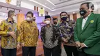 Menko Bidang Perekonomian Airlangga Hartarto (kedua kiri) berbincang dengan Direktur Operasional PT Askrindo, Erwan Djoko Hermawan (kiri) di sela-sela Pengenalan Kehidupan Kampus Mahasiswa Baru UMJ, Jakarta (15/09). Airlangga mendorong mahasiswa untuk memiliki jiwa wirausaha. (Liputan6.com/HO/Iqbal)