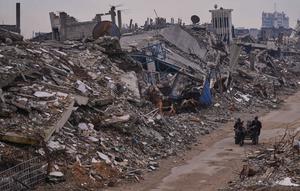 Data Shelter Cluster Gaza yang dikutip UNRWA mencatat, hujan deras dan angin kencang akibat tekanan cuaca rendah pada 10–17 Desember 2025 menyebabkan 17 bangunan runtuh serta merusak lebih dari 42.000 tenda dan hunian darurat, baik sebagian maupun total. Tampak dalam foto, warga Palestina berjalan di sepanjang jalan yang dikelilingi bangunan-bangunan yang hancur akibat serangan udara dan darat Israel di lingkungan Sheikh Radwan, Kota Gaza, Selasa, 30 Desember 2025. (AP Photo/Abdel Kareem Hana)