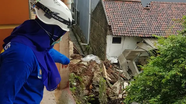 Longsoran yang Menutup Kali Kupet, Depok.