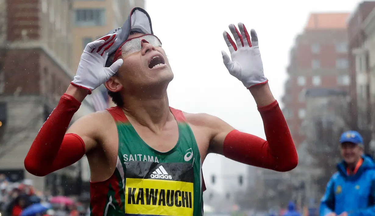 Pelari Jepang, Yuki Kawauchi berselebrasi setelah mencapai garis finis pada Boston Marathon ke-122 di Boston, Senin (16/4). Yuki Kawauchi menjadi pelari Jepang pertama yang berhasil menjadi juara Maraton Boston sejak 1987. (AP/Elise Amendola)