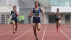 Atlet asal Maluku, Alvin Tehupeiory (tengah) saat berlaga di kelas lari 200 meter putri senior Kejurnas Atletik U18, U20 dan Senior 2019 di Stadion Pakansari, Bogor, Minggu (4/8/2019). Alvin Tehupeiory meraih posisi pertama dengan catatan waktu 23,76 detik. (Liputan6.com/Helmi Fithriansyah)