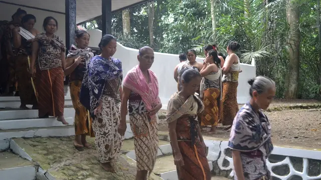 Sejumlah perempuan (pawestri) turun dari makam utama dan bergantian melakukan ritual bekten dalam tradisi Punggahan menjelang puasa atau Ramadan di Panembahan Banokeling, Pekuncen, Banyumas. (Foto: Liputan6.com/Muhamad Ridlo)