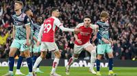 Pemain Arsenal Declan Rice (kanan tengah) melakukan selebrasi setelah mencetak gol pembuka saat pertandingan sepak bola Liga Premier Inggris melawan Brentford di Stadion Emirates, London, Inggris, Sabtu, 9 Maret 2024. (AP Photo/Frank Augstein)