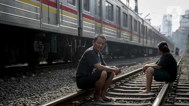 Warga Berjemur di Rel Kereta Api