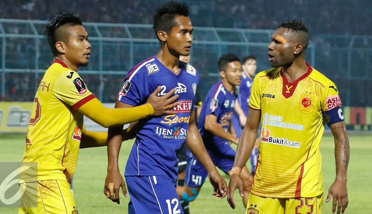 Ketegangan terjadi antara pemain Arema Cronus dengan Sriwijaya FC saat Semifinal Piala Presiden 2015, Malang, Sabtu (3/10/2015). Pertandingan berakhir imbang dengan skor 1-1. (Liputan6.com/Yoppy Renato)