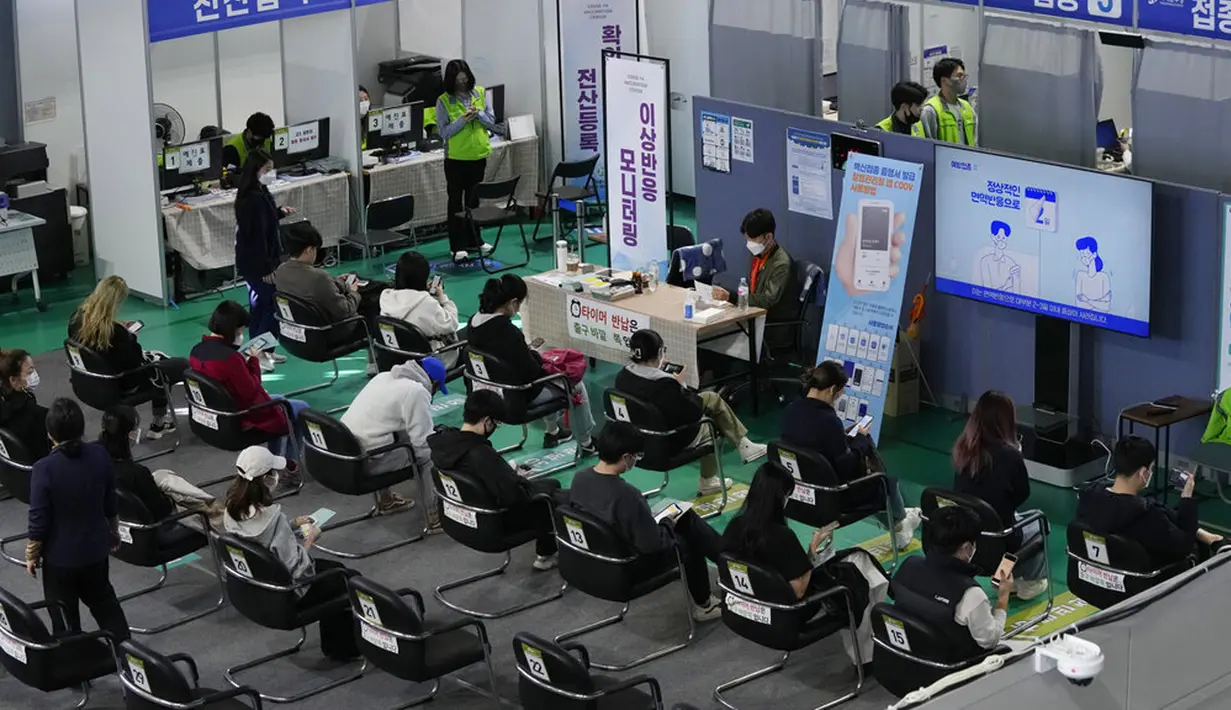 Warga menunggu untuk dipantau kemungkinan efek sampingnya setelah menerima vaksin COVID-19 Pfizer di pusat vaksinasi di Seoul, Korea Selatan, 25 Oktober 2021. Korea Selatan telah mencapai tujuannya untuk memvaksinasi 70 persen dari 52 juta penduduknya. (AP Photo/Ahn Young-joon)