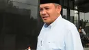 Anggota DPR RI dari Fraksi Demokrat, Khatibul Umam Wiranu tersenyum usai diperiksa di KPK, Jakarta, Kamis (12/4). Khatibul diperiksa terkait suap dalam kasus KTP Elektronik yang berbasis nomer induk Nasional. (Merdeka.com/Dwi Narwoko)