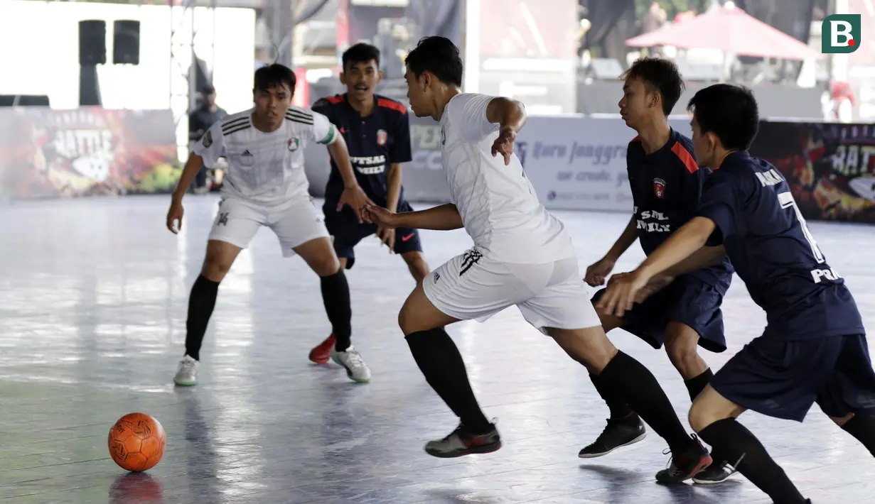 Pemain Swadharma FC berebut bola dengan pemain Alaska FF pada Super Soccer Futsal Battle di Lapangan Blok S, Jakarta, Sabtu (15/9/2018). Sebanyak 32 tim yang berlaga merupakan tim yang lolos dari babak eliminasi. (Bola.com/M Iqbal Ichsan)