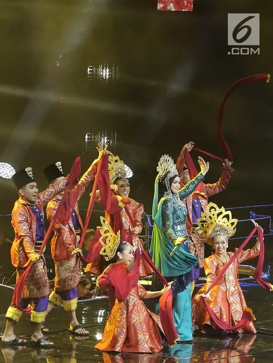 Penampilan Siti Nurhaliza saat konser 'Dato Sri Siti Nurhaliza on Tour' di Istora Senayan, Jakarta, Kamis (21/2). Lagu yang ikut dinyanyikan adalah Demi Kasih Sayang, Bila Harus Memilih, Cuba Untuk Mengerti, dan Intrig Cinta. (Fimela.com/Bambang E Ros)