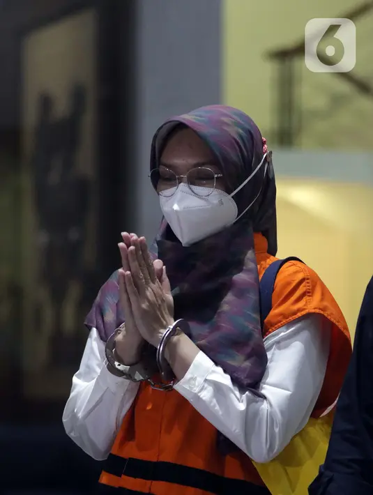 Bupati Probolinggo, Puput Tantriana Sari usai menjalani pemeriksaan di Gedung KPK Jakarta, Selasa (7/9/2021). Sebelumnya, Puput bersama suaminya, Hasan Aminuddin terkena OTT KPK, Senin (30/8) lalu terkait dugaan suap seleksi jabatan di Pemkab Probolinggo tahun 2021. (Liputan6.com/Helmi Fithriansyah)