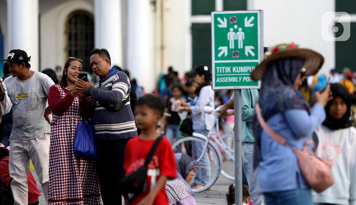 Kota Tua Jakarta, pengunjung penuh sesak memadati salah satu area bersejarah ini. (Liputan6.com/Johan Tallo)