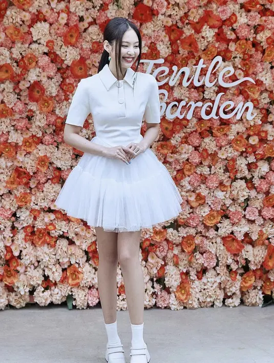 Ia mengenakan pumps putih dari brand Nodaleto seharga sekitar Rp11 jutaan. Rapper BLACKPINK ini pun memadukan pumps dengan kaos kaki putih. Dok. @gentlemonster